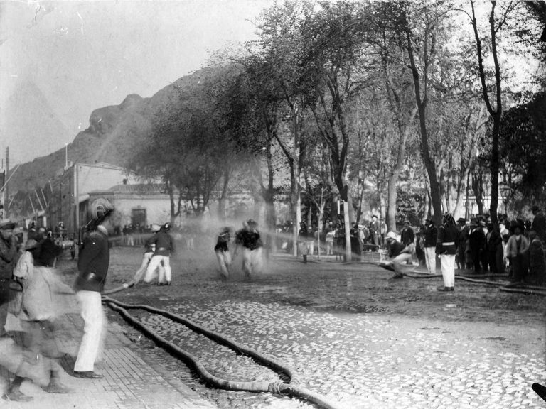 Bomberos: Ejercicio en la Plaza de Armas 1909